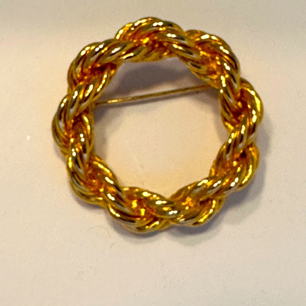 Vintage Brooch signed Mi. Like new condition
